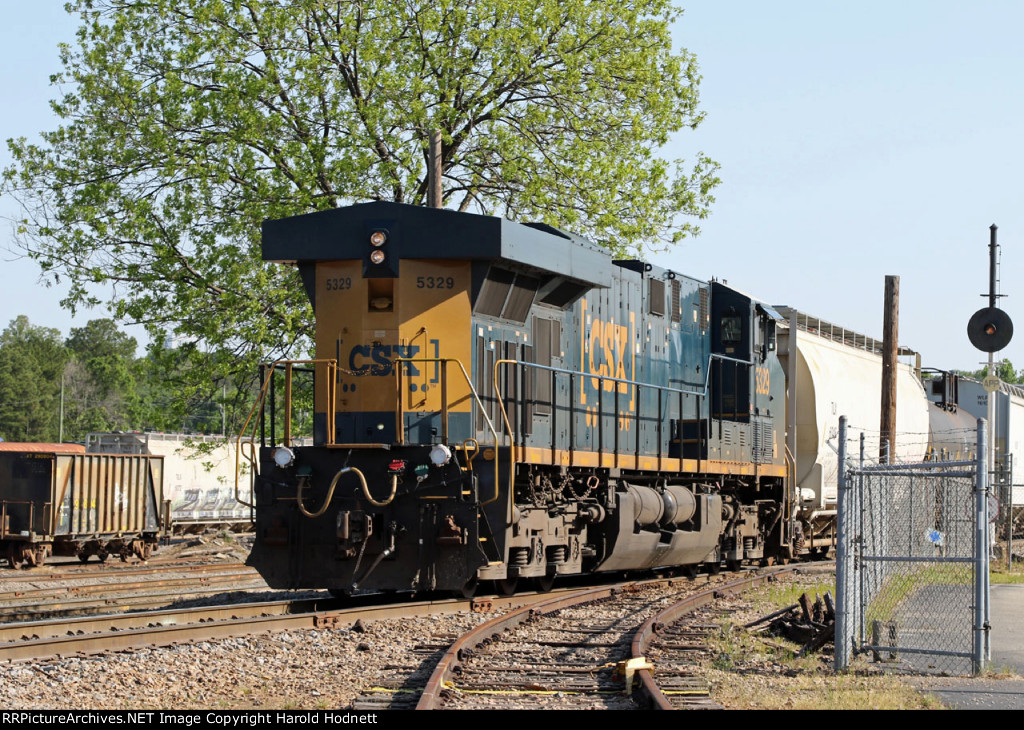 CSX 5329 will lead train L601 southbound